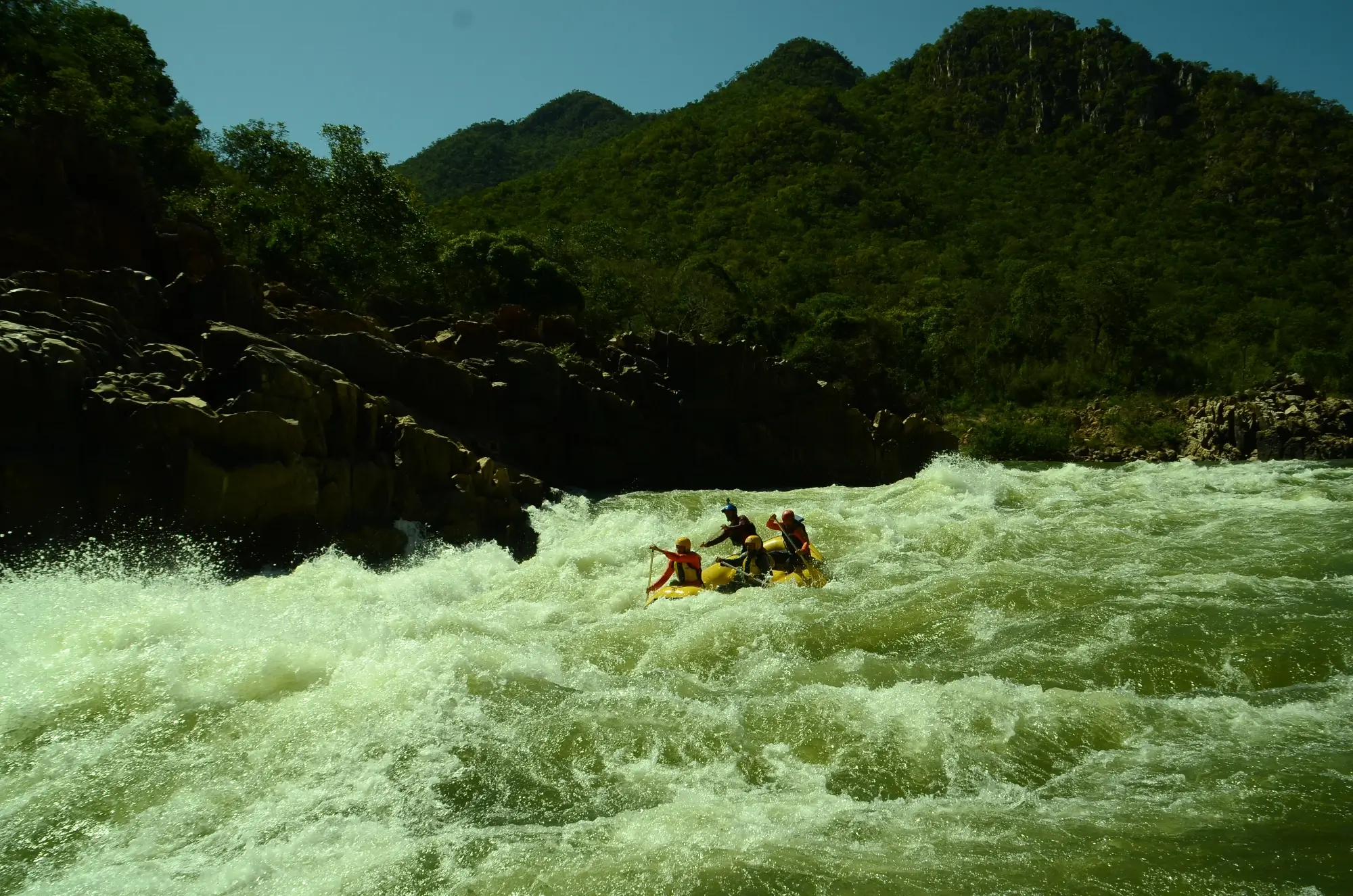 Veadeiros-Rafting_Funil-do-rio-Parana_4